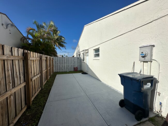 Building Photo - 9610 SW Grand Canal Dr