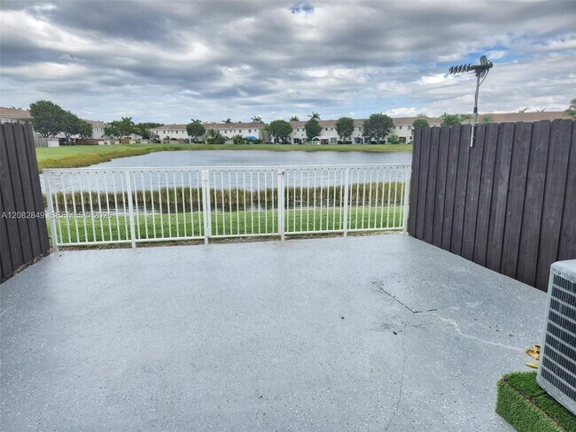 Foto del edificio - Southeast 31st Court, Homestead, FL 33035 - 3 BR 2.5 BA townhouse