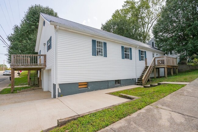 Building Photo - 302 Jackson Ave