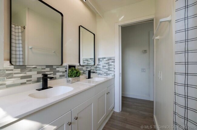 Foto del edificio - 420 Meadowbrook Ln