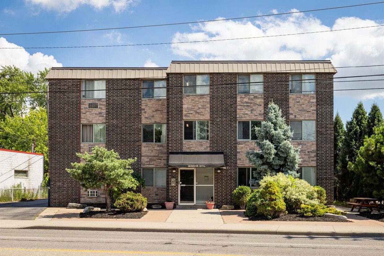 Building Photo - 471 Tecumseh Rd W