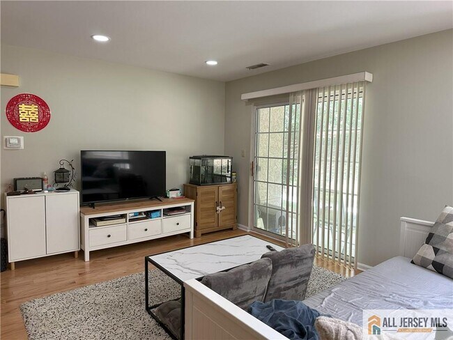 Foto del edificio - 2303 Commons at Kingswood Dr