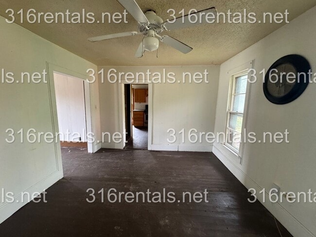 Building Photo - $900- 4 bed 1 bath - Single Family Home