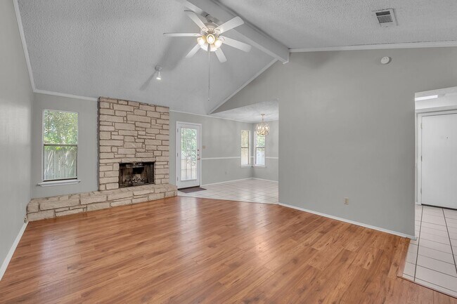 Foto del edificio - AVAILABLE NOW!