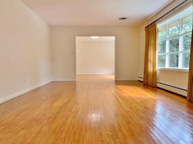 Building Photo - 4 Bedroom Home on the Water! Available 10-...