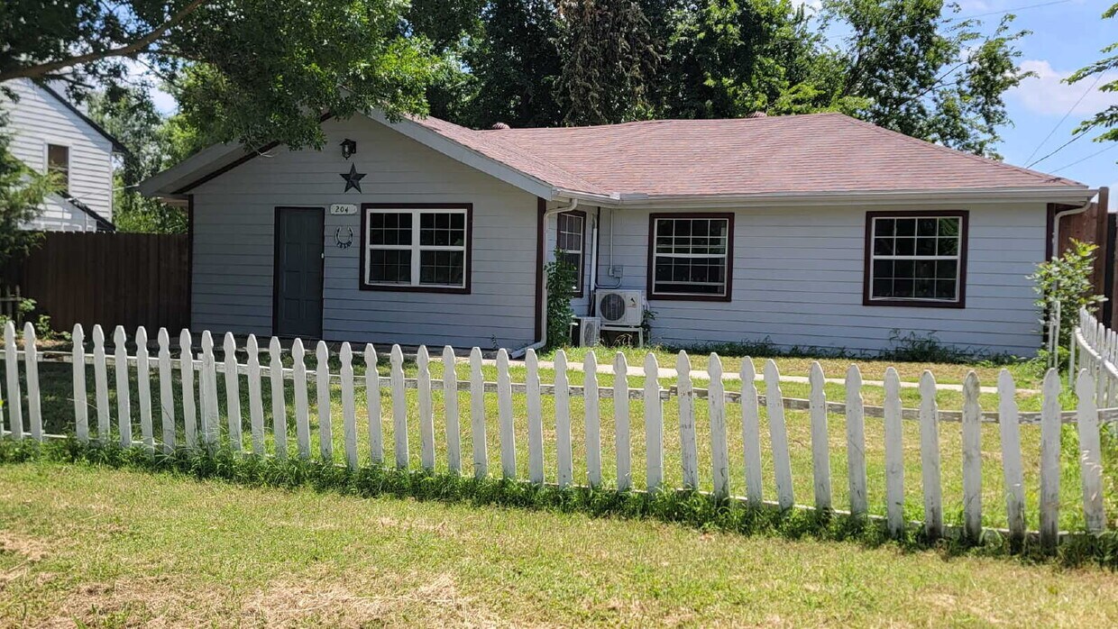 Lakeside home in quiet cul-de-sac - Lakeside home in quiet cul-de-sac