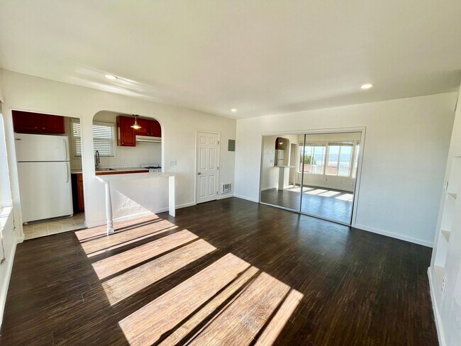 Foto del edificio - Spacious Studio with Archways, Kitchen Isl...