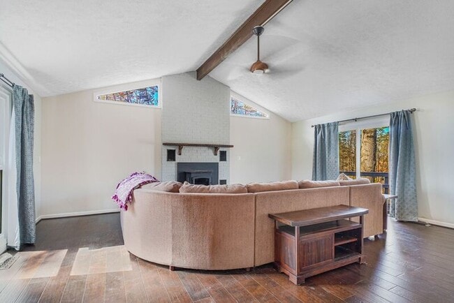 Foto del edificio - 306 Happy Creek Rd