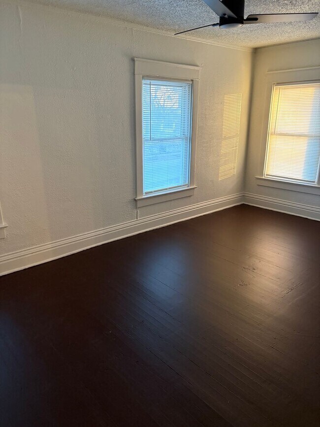 Foto del edificio - Large 3 bedroom house available