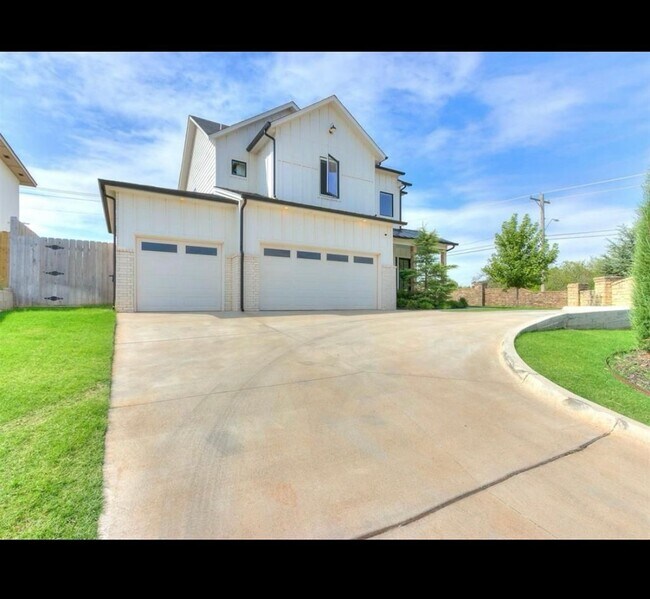 Foto del edificio - Gated Community - Beautiful, Spacious Home...