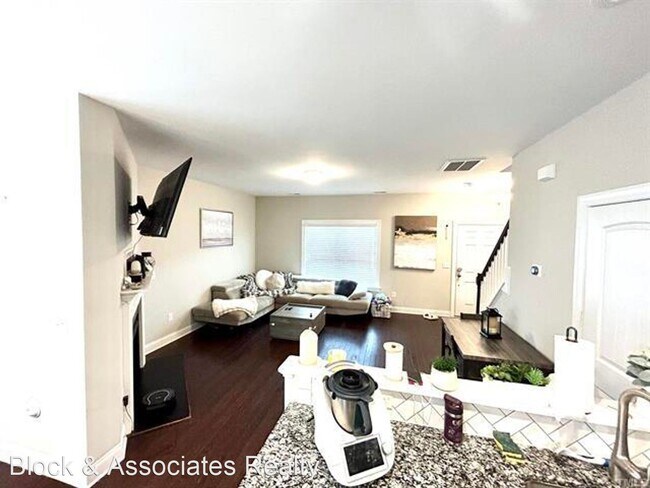 Building Photo - 3 br, 2.5 bath House - 10 Onyx Ct.