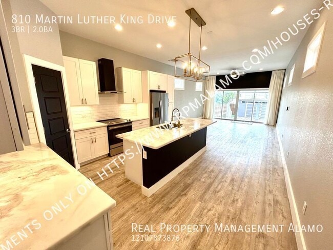 Photo - 810 Martin Luther King Dr House