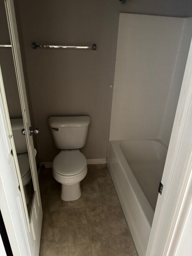 Building Photo - 3 bed 2 bath apartment
