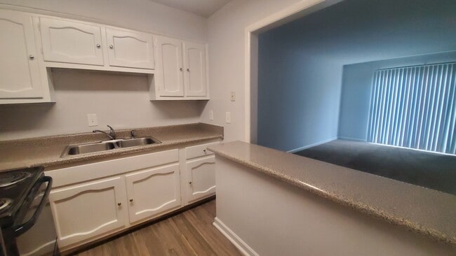 Building Photo - Royal Arms of Green Hills