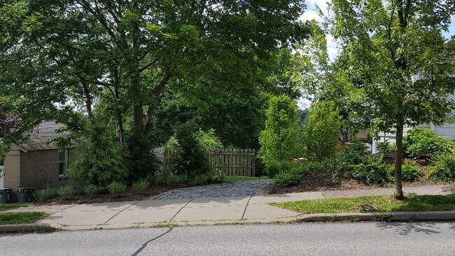 Building Photo - 409 Sunset Dr