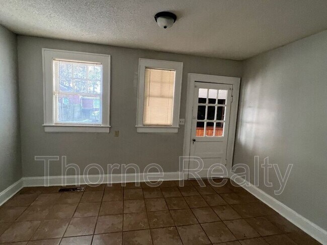 Foto del edificio - 905 Western Ave