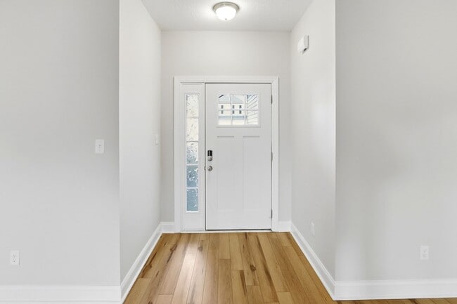 Building Photo - Spacious Living in Stateside – Comfort, Style & Convenience!