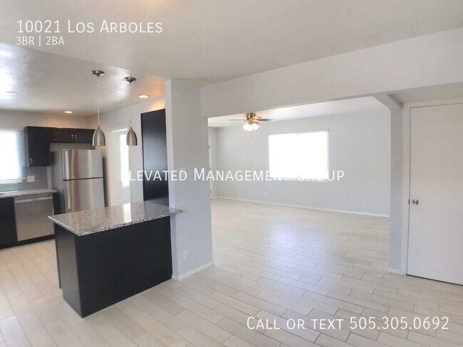 Building Photo - Amazing 3 bedroom in NE! Open floor plan w...