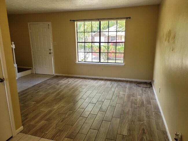 Building Photo - 1706 Longview St