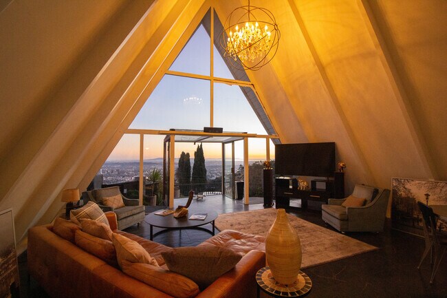 Foto del edificio - 2144 Sunset Plaza Dr