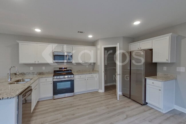 Building Photo - 394 Angela St