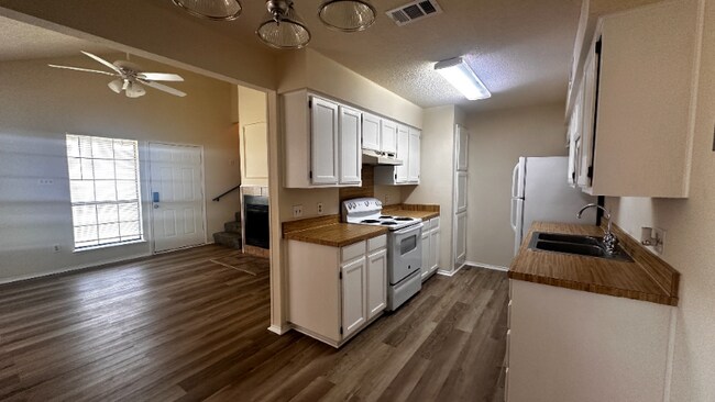 Building Photo - 110 Peachtree Ct