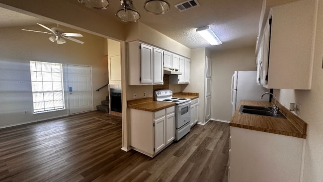 Building Photo - 110 Peachtree Ct