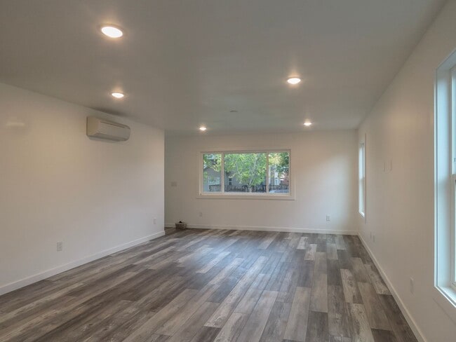 Building Photo - Crater Lane Duplex