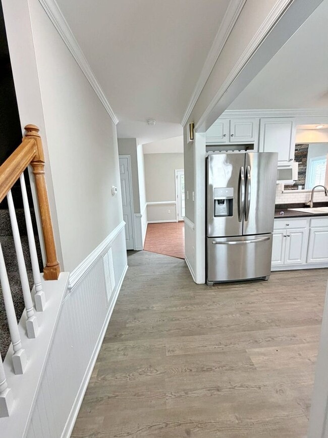 Building Photo - Updated Home in the Heart Of Chesterfield