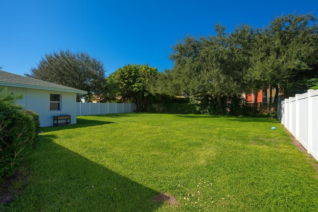 Foto del edificio - 2745 Omega Pl