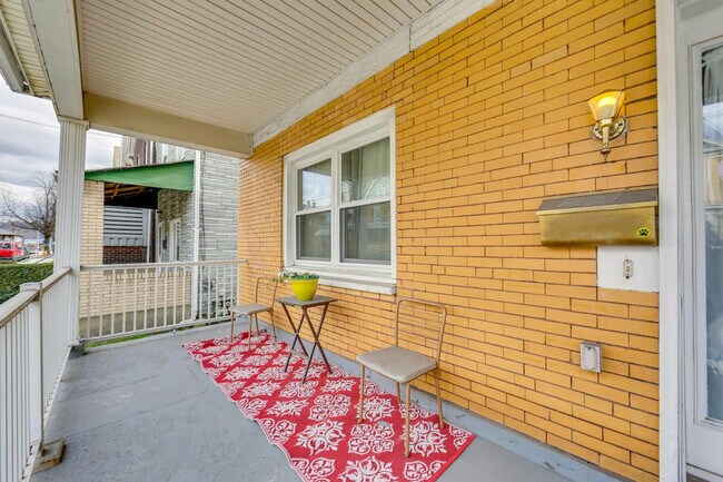 Building Photo - 504 Center St