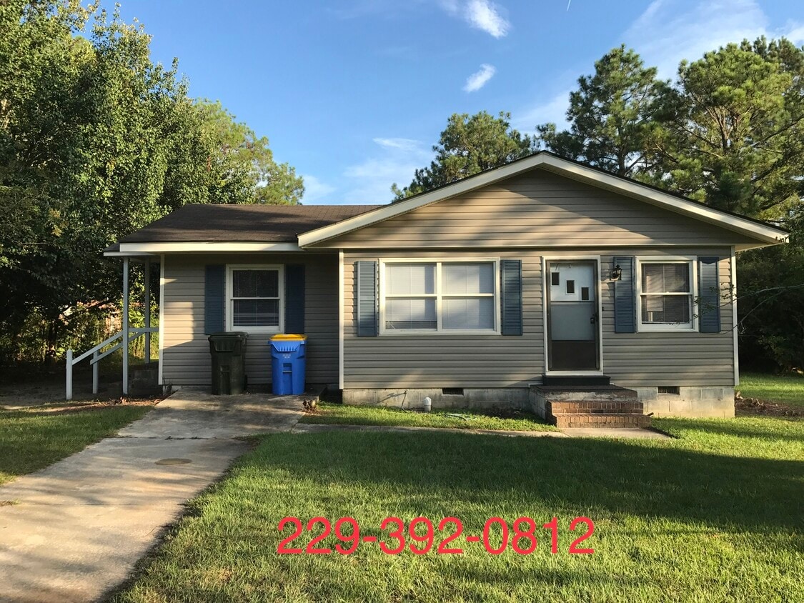 Primary Photo - 1403 Sanders Dr