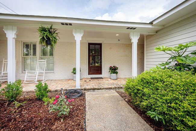 Building Photo - Coastal Living at Its Best – Fully Furnish...