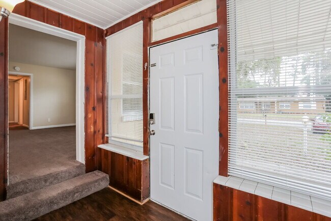 Foto del edificio - 7812 Denham Rd E
