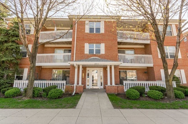 Front view of building - 4710 N Elston Ave