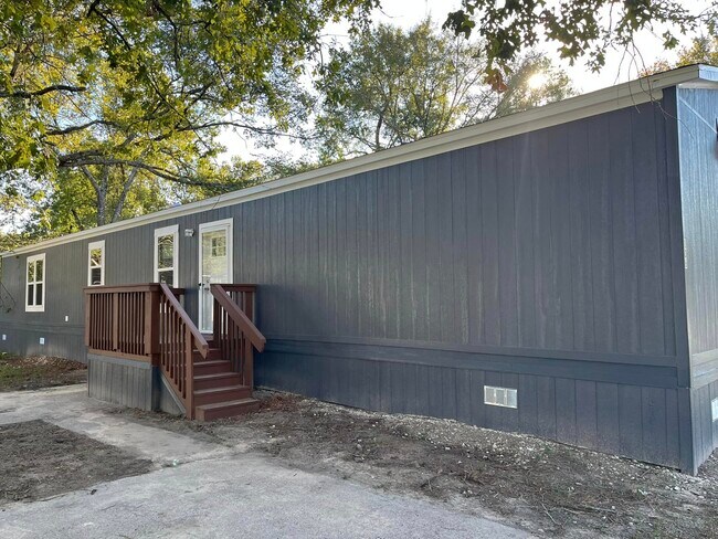 Building Photo - 106 E Semands St