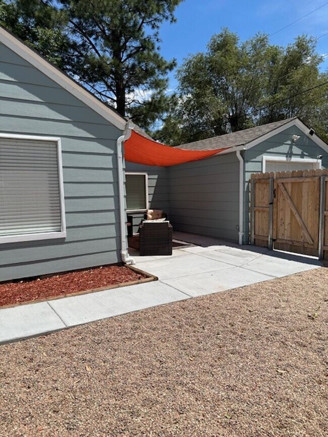 Foto del edificio - 2410 St Clair Ave.