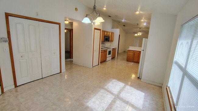 Building Photo - 812 S Varr Ave