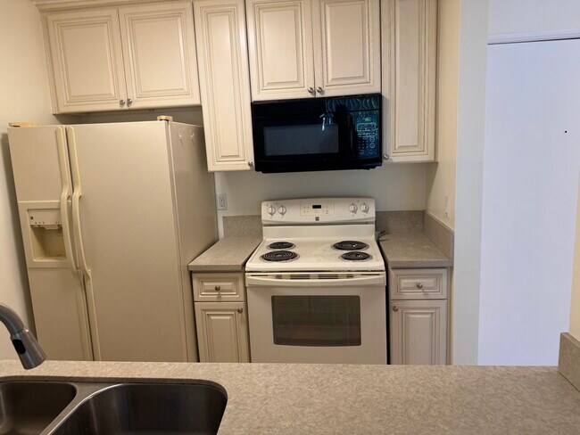 Building Photo - 5460 White Oak Ave
