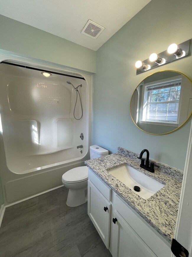Foto del edificio - Updated 2BR/2BA Duplex in Downtown Springfield – Modern Finishes & Spacious Layout