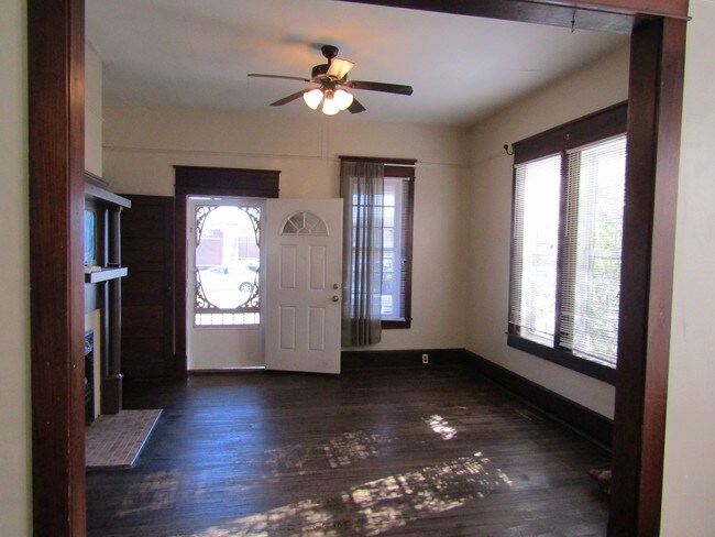 Foto del edificio - 211 N Irish St