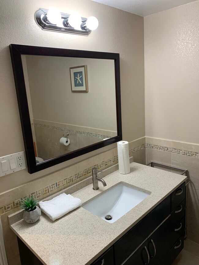 Building Photo - 1208 Manzano Way