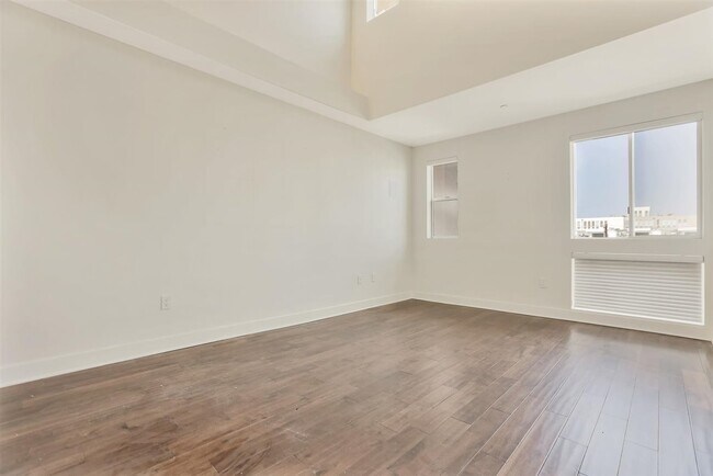 Building Photo - 4211 Redwood Ave