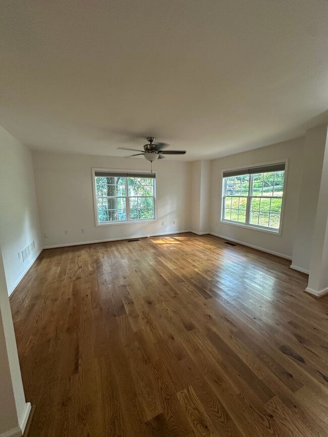 Building Photo - 250 Hodgson Dr