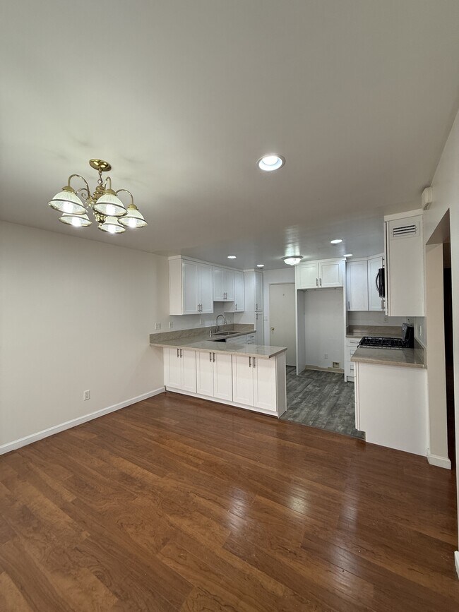 Building Photo - 728 E Tujunga Ave
