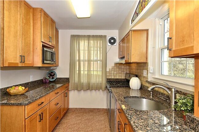 cocina amplia - 2604 Parker Ave