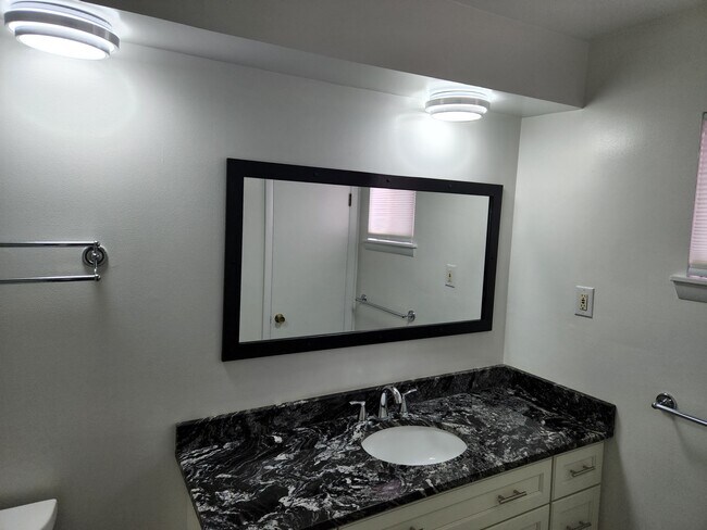 Full Bath - 279 Cottonwood Rd