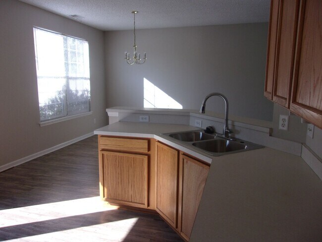 Foto del edificio - 3 Bedroom / 2.5 Bathroom with 2 car garage...