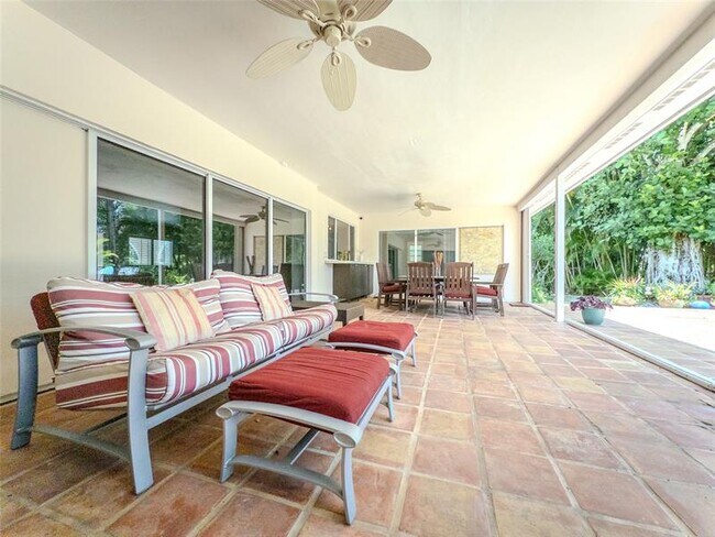 Foto del edificio - 560 SW 62nd Ave