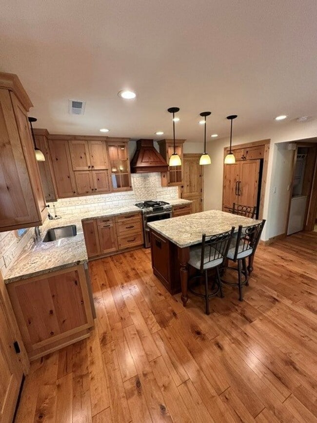 Building Photo - Lovely 1bd duplex style unit w/ carport and pet friendly negotiable!